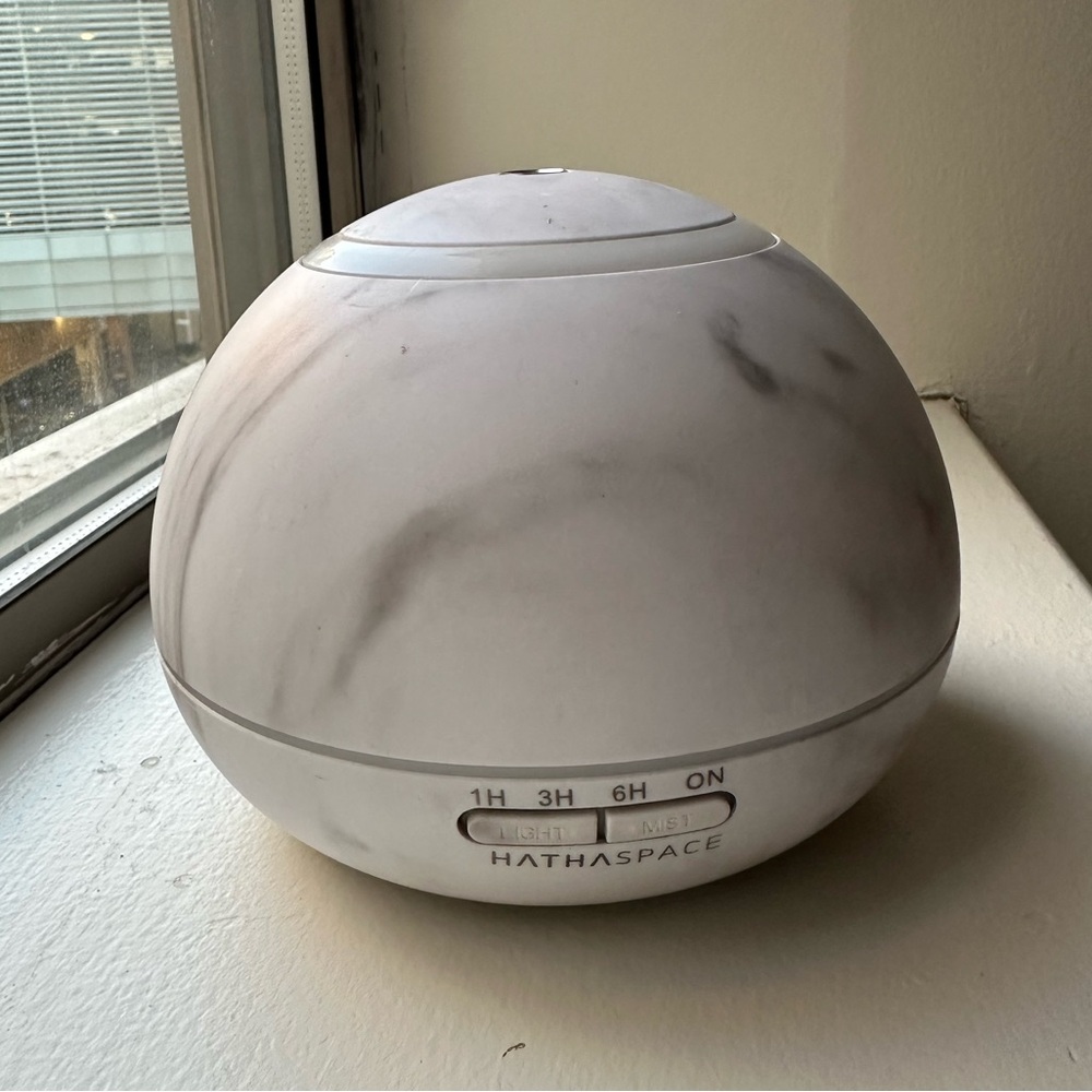 HATHASPACE Aroma Diffuser In White Marble